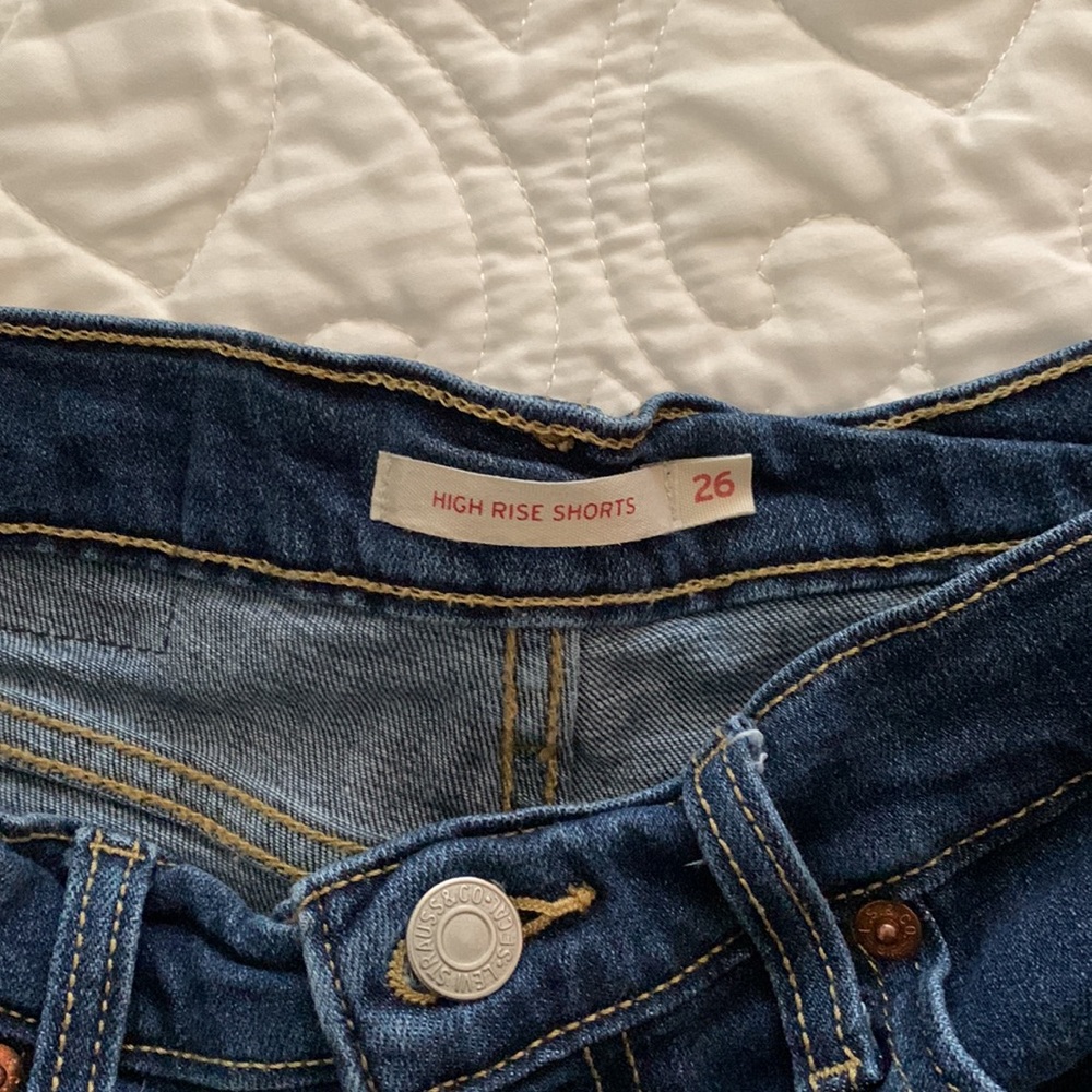Levi’s High Rise Shorts - Picture 3 of 3